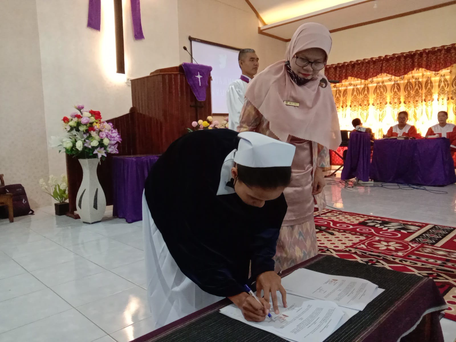  Kadis Dukcapil Kota Padang Panjang, Dra Maini saat tandatangani perjanjian kerjasama.